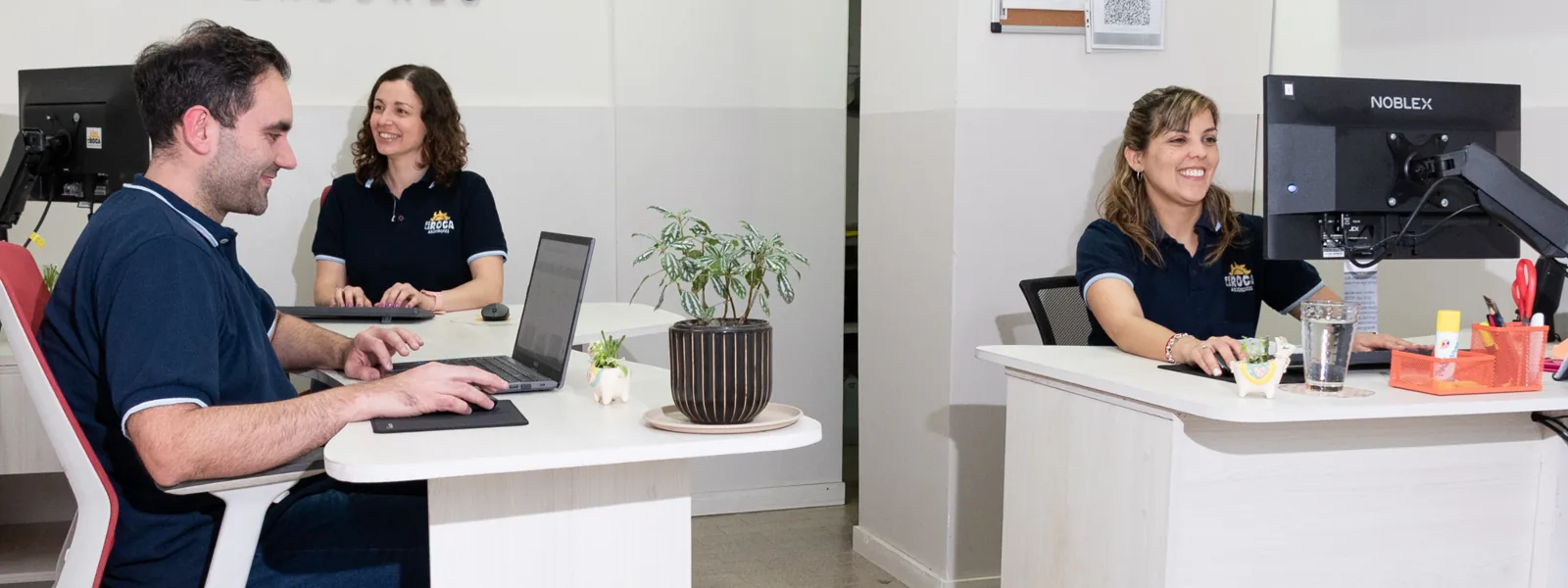 Equipo de administración de De La Roca Ascensores atendiendo en la oficina