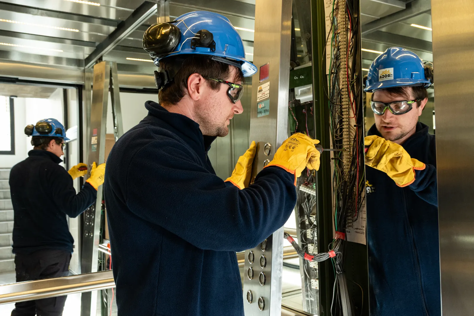 Técnicos realizando mantenimiento de ascensor