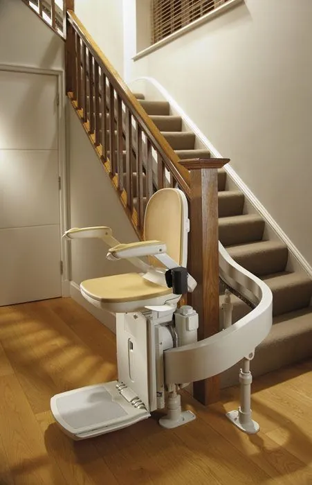 Silla salvaescaleras instalada sobre una escalera
